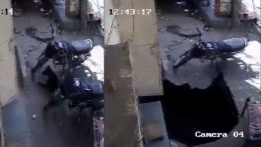 VIDEO: दिल्ली के RK पुरम में अचानक धंस गई सड़क, अंदर गिरा कुत्ता और बाइक
