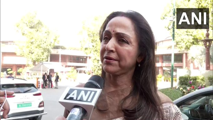 महुआ मोइत्रा पर बरसीं हेमा मालिनी, कहा- उन्हें अपनी जुबान पर काबू रखना चाहिए