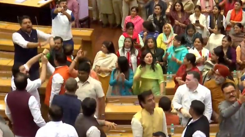 Delhi: बीजेपी पार्षदों के नारों से गूंजा MCD, स्‍टैंडिंग कमेटी के चुनाव को लेकर हंगामा जारी (Video)