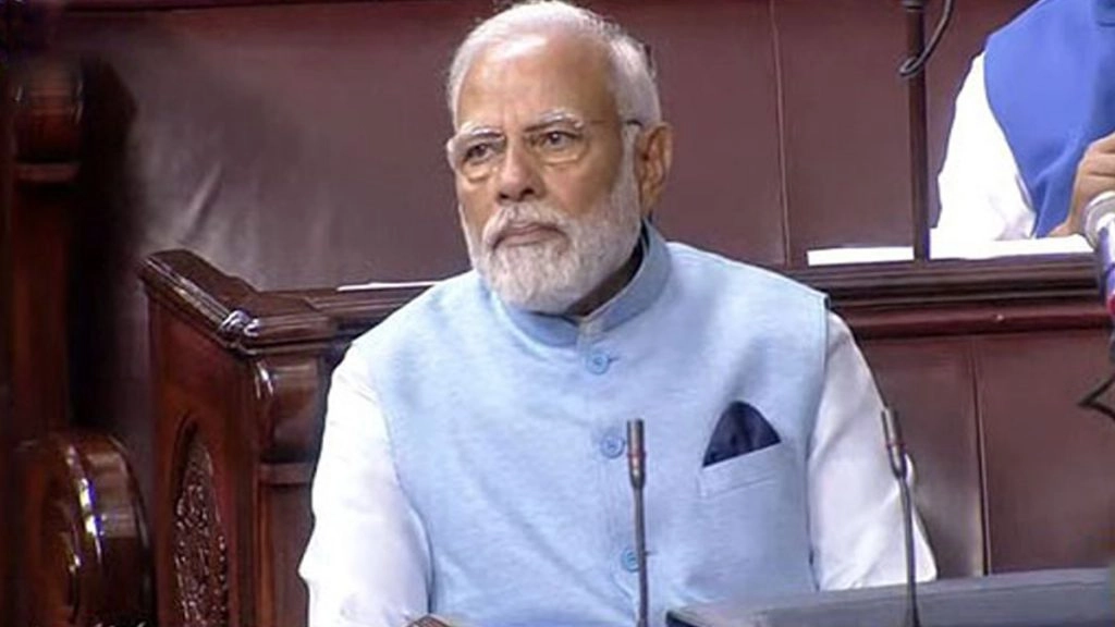 प्लास्टिक की बोतलों से रिसाइकिल कर बनाई जैकेट पहन संसद पहुंचे पीएम मोदी