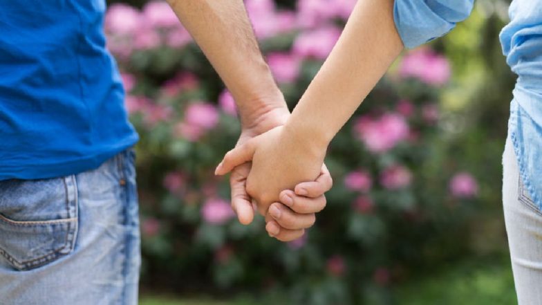 Bombay HC On Holding Hand For Love: बिना किसी यौन इच्छा के प्यार जताने के लिए लड़की का हाथ पकड़ना यौन उत्पीड़न नहीं: हाई कोर्ट