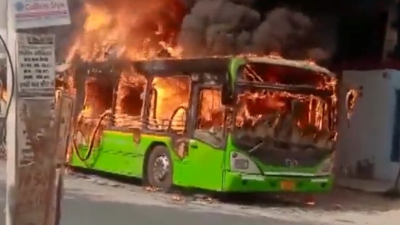 दिल्ली के रोहिणी इलाके में DTC की बस में लगी आग, धू-धू कर जली (Watch Video)