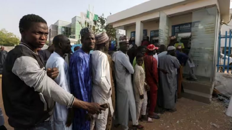 Demonetisation in Nigeria: नाइजीरिया में नोटबंदी के बाद देश का बुरा हाल, ATM के बाहर लगी लंबी कतारें