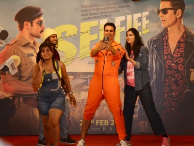 Selfiee: Akshay Kumar ने तीन मिनट में 184 सेल्फी लेकर तोड़ा वल्र्ड रिकॉर्ड