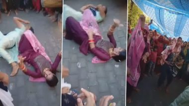 Desi Bhabhi Dance: देसी भाभियों ने सड़क पर नागिन की तरह लोटकर किया डांस, फनी वीडियो वायरल