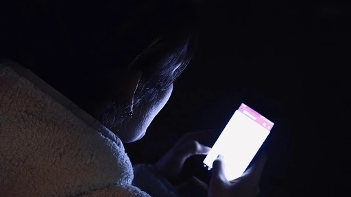 अंधेरे में स्मार्टफोन इस्तेमाल करने से गई महिला के आंखों की रोशनी 