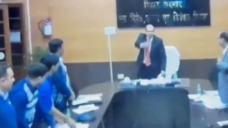 बिहार के गालीबाज IAS का Video वायरल, मीटिंग के दौरान आधिकारियों और जनता को दी गाली