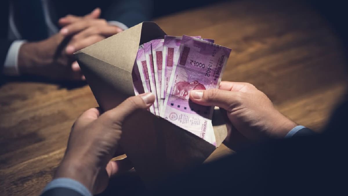 Rupee vs Dollar: रुपया 27 पैसे की गिरावट के साथ 82.05 प्रति डॉलर पर