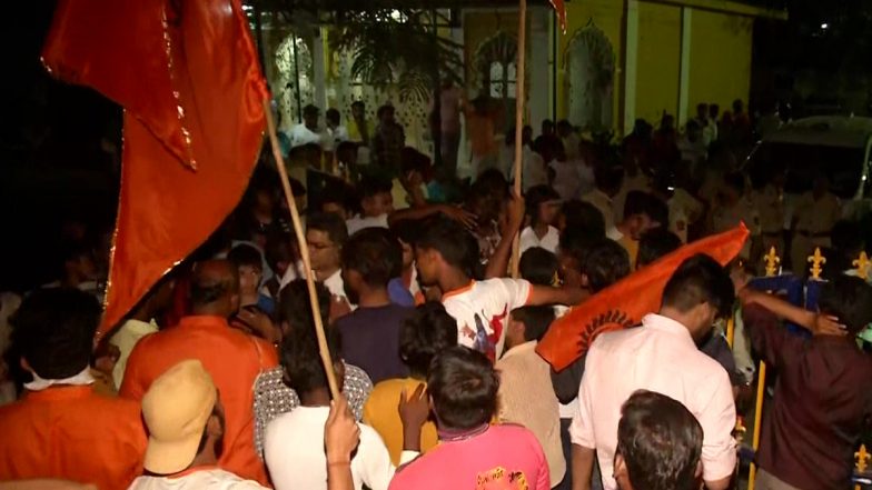 Mumbai: मालवणी में रामनवमी शोभा यात्रा के दौरान दो गुटों में झड़प, एक दूसरे पर फेंके गए पत्थर, पुलिस ने लाठी-चार्ज कर हालात पर काबू पाया (Watch Video)