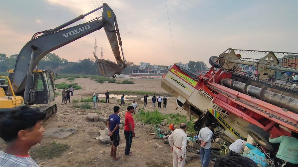 बैतूल में हार्वेस्टर नदी में गिरा, 1 की मौत और 3 घायल