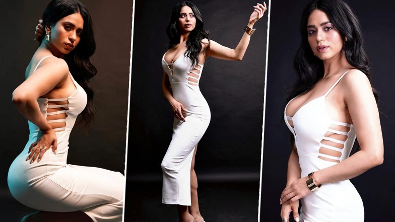 Soundarya Sharma ने सिजलिंग आउटफिट पहन फ्लॉन्ट किया सेक्सी फिगर, एक्ट्रेस की हॉटनेस उड़ा देगी आपके होश (View Pics)