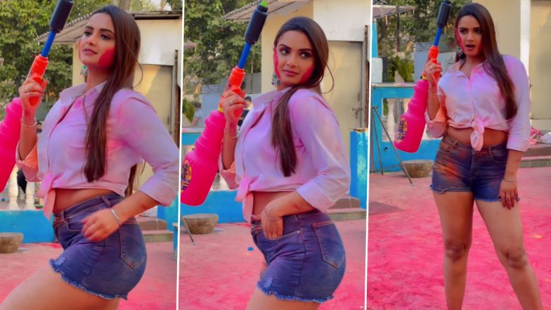 Neelam Giri Hot Video: शॉर्ट जीन्स पहनकर हॉट पोज देती नजर आई नीलम गिरी, सेक्सी वीडियो हुआ वायरल