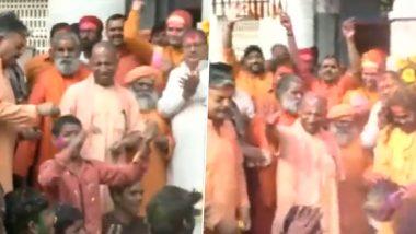 CM Yogi Playing Holi Video: मुख्यमंत्री योगी आदित्यनाथ ने गोरखपुर के गोरखनाथ मंदिर में मनाया होली का त्योहार, विडियो आया सामने