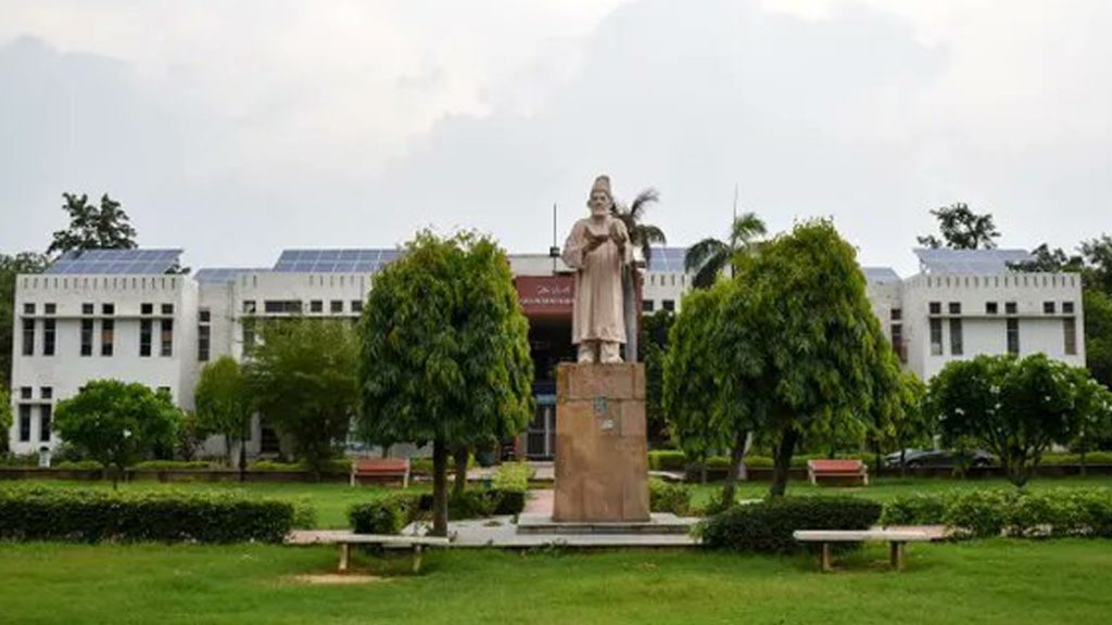 जामिया मिल्लिया इस्लामिया के बाहर छात्रों का प्रदर्शन, दाखिले के लिए सीयूईटी की मांग