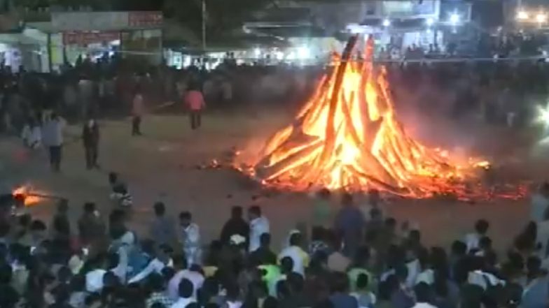 Gujarat: गांधीनगर में होलिका दहन उत्सव के दौरान लोग गर्म कोयले पर नंगे पैर चलते देखे गए (Watch Video)