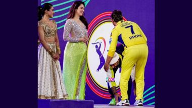 IPL 2023 Arijit Singh Touched Feet Of MS Dhoni: ओपनिंग सेरेमनी के दौरान अरिजीत सिंह ने छुए महेंद्र सिंह धोनी के पैर, सोशल मीडिया पर तस्वीरें वायरल (See Pics)