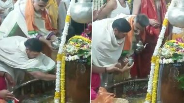 Umesh Yadav Visited Mahakal in Ujjain: राहुल, कोहली, सूर्यकुमार और अक्षर के बाद उमेश यादव पहुंचे महाकालेश्वर मंदिर उज्जैन, आरती में लिए भाग, देखें वीडियो