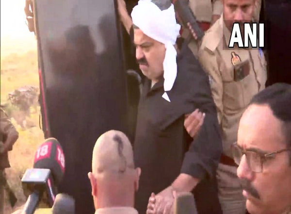 Atiq Ahmed Fears For Life: अतीक अहमद को एक बार फिर साबरमती जेल से प्रयागराज लाया जा रहा है, कहा- 'मुझे जान का खतरा' (Watch Video)