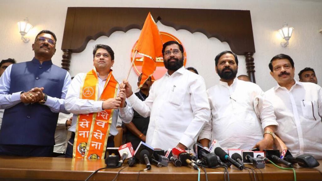  उद्धव ठाकरे को एक और बड़ा झटका, करीबी सुभाष देसाई का बेटा भूषण एकनाथ शिंदे की शिवसेना में शामिल