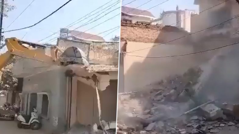 UP: योगी आदित्यानाथ का बुलडोजर एक्शन, मुख्तार अंसारी के करीबी का घर ढहाया गया