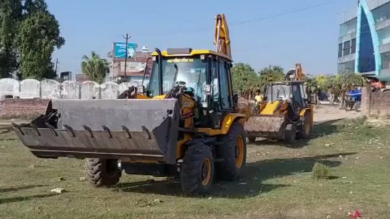 UP: मुख्तार अंसारी के बेटे अब्बास और उमर के दो मंजिला मकान पर चलेगा योगी का बुलडोजर! गिराने की तैयारी शुरू (Watch Video)