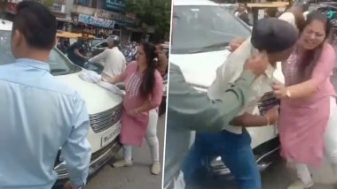 Maharashtra: नागपुर में ओवरटेक करने को लेकर हुआ विवाद, कार चालक ने बीच सड़क महिला को बेरहमी से पीटा (Shocking Video)