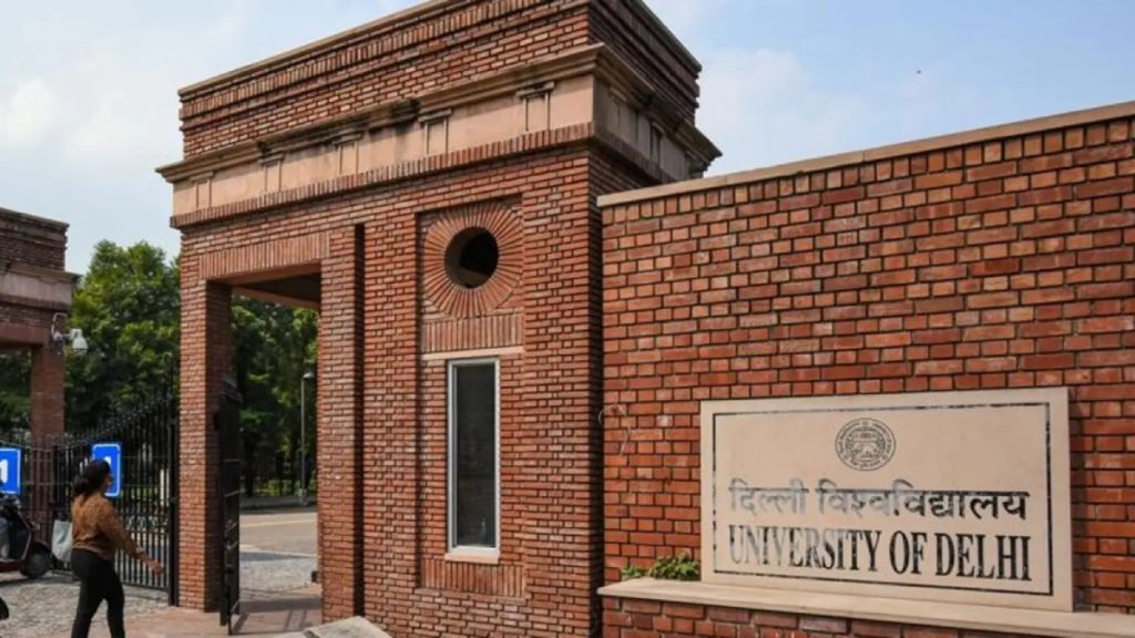 दिल्ली विश्वविद्यालय ने पीएचडी छात्र पर लगाई 1 वर्ष की रोक