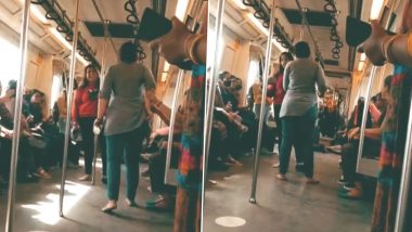 मेट्रो ट्रेन में सीट के लिए महिलाओं के बीच हुई भयंकर फाइट, हाथ में चप्पल और बोतल लेकर लगीं हड़काने (Watch Viral Video)