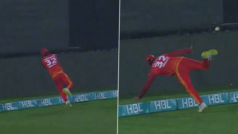 'Flying Hasan Ali' तेज गेंदबाज हसन अली ने PSL में सीमा रेखा पर आश्चर्यजनक रिले कैच में दिया योगदान, देखें वायरल वीडियो