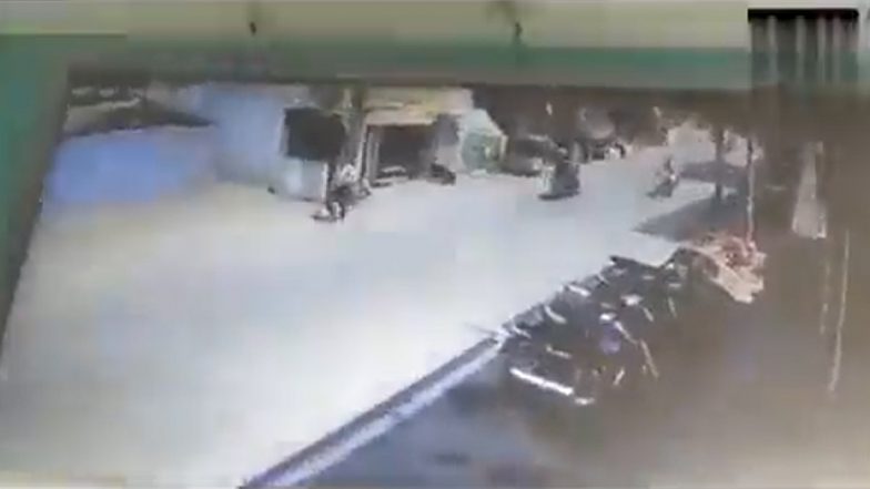 हैदराबाद में तेज रफ़्तार कार ने शख़्स को मारी टक्कर, कई मीटर ऊपर उछला (Watch CCTV Video)