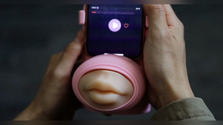Kissing Device: चीन में बना गजब का किसिंग डिवाइस, लॉन्ग डिस्टेंस वाले को ऐसे मिलेगा इसका फायदा
