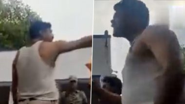 Viral Video: मध्य प्रदेश में SP ऑफिस के बाहर कॉन्स्टेबल का हंगामा, अधिकारियों के सामने फाड़ दी अपनी ही वर्दी, जानें वजह