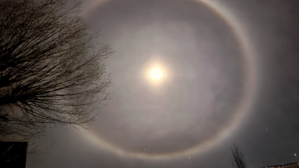 Halo Around Moon Photos Viral! चांद के चारों तरफ नजर आया रहस्यमयी छल्ला