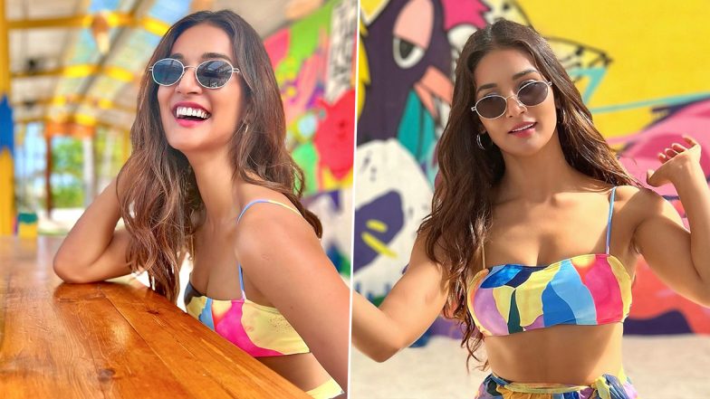 Mukti Mohan का मल्टी कलर ब्रालेट में दिखा स्टनिंग अवतार, एक्ट्रेस की दिलकश अदाएं मोह लेंगी आपका दिल (View Pics)