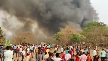 Mumbai Fire: मुंबई के मलाड में आनंद नगर इलाके की झुग्गियों में लगी भीषण आग, काबू पाने की कोशिश जारी (Watch Video