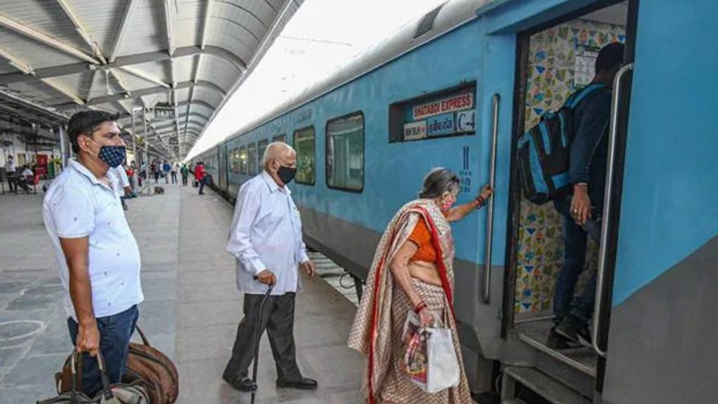 Indian Railways: रेल यात्रा पर सीनियर सिटिजन को फिर से मिलेगी छूट? ये है नया अपडेट 