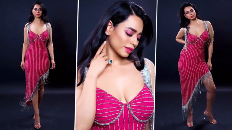 Soundarya Sharma ने रेड बॉडीकॉन ड्रेस पहन बिखेरा जलवा, एक्ट्रेस की सेक्सी अदाओं ने जीता यूजर्स का दिल (Watch Video)
