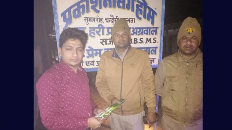 UP: अस्पताल में भर्ती गर्भवती महिला मच्छरों से हुई परेशान, पति ने मांगी मदद तो पुलिस कॉइल लेकर पहुंची  (See Pic)