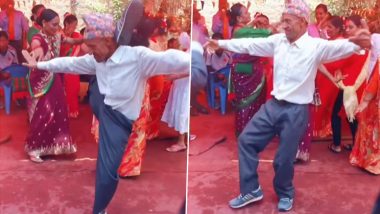 कंधे पर पैर टिकाकर अंकल ने किया तूफानी डांस, योग करते हुए ऐसी मटकाई कमर कि... (Watch Viral Video)