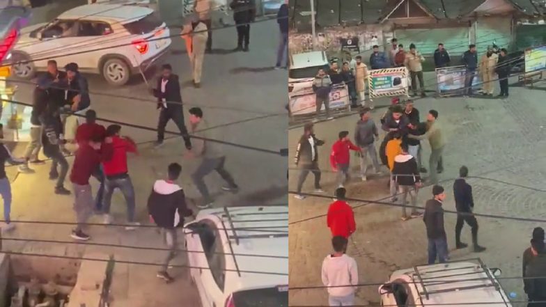 VIDEO: धर्मशाला में बीच सड़क पर सरेआम मारपीट करते पर्यटक, पुलिस के सामने चलते रहें लाठी-डंडे