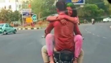 Viral Video: चलती बुलेट पर कपल का रोमांस! होली के रंग में रंगा प्रेमी जोड़ा एक-दूसरे की बाहों में आया नजर