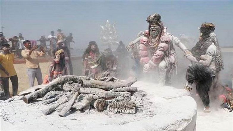VIDEO: वाराणसी में खेली गई चिता भस्म की होली, महाश्मशान मणिकर्णिका पर उमड़ा जनसैलाब
