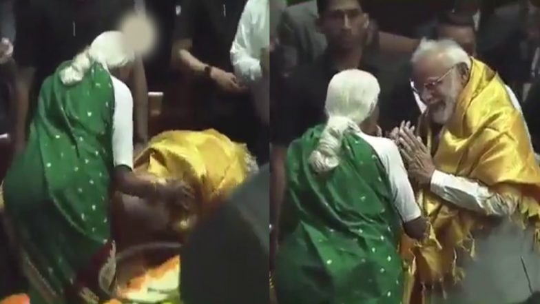 PM Modi And Bharatiya Sanskriti: नारी सम्मान का PM Modi का अनोखा अंदाज! महिला किसान के पैर छूकर लिया आशीर्वाद