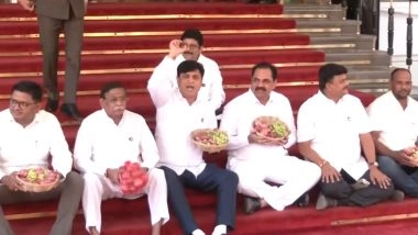 Maharashtra: विपक्षी विधायकों ने प्याज, अंगूर लेकर मुंबई में विधान भवन की सीढ़ियों पर किया विरोध प्रदर्शन