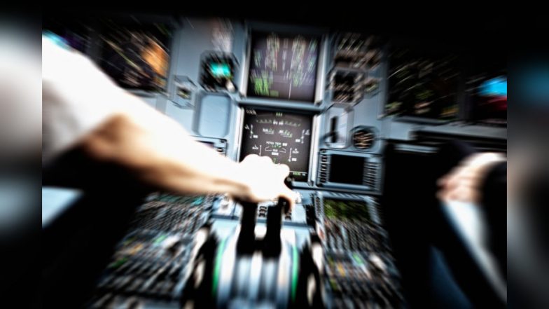 Passenger Flying Plane: उड़ते विमान में पायलट की बिगड़ी तबीयत, यात्री ने संभाला कंट्रोल, खुद कराई सुरक्षित लैंडिंग