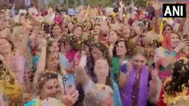 Flowers Holi Video: होली के रंग में रंगेगी कन्हैया की नगरी, वृंदावन में विदेशी पर्यटकों ने खेली फूलों की होली