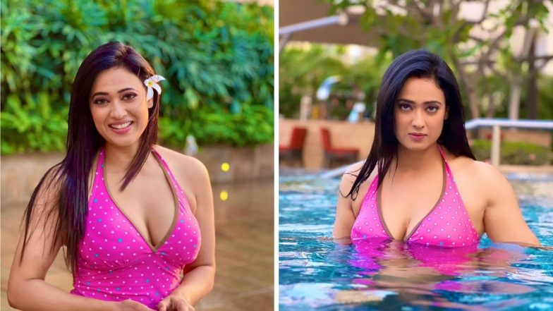 Shweta Tiwari ने सिजलिंग स्विमसूट पहन स्वमिंग पूल में लगाई आग, एक्ट्रेस की हॉट तस्वीरों ने यूजर्स को किया घायल (View Pics)
