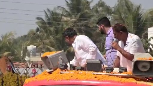 Video: कर्नाटक कांग्रेस प्रमुख डीके शिवकुमार ने श्रीरंगपटना में आयोजित 'प्रजा ध्वनि यात्रा' के दौरान कलाकारों पर उड़ाए 500 के नोट, देखें वीडियो