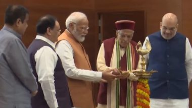 Video: दीपक प्रज्वलन के दौरान मुरली मनोहर जोशी ने पीएम मोदी का हाथ पकड़कर जलाया दीप, संबित पात्रा ने कहा ये हैं भाजपा के संस्कार