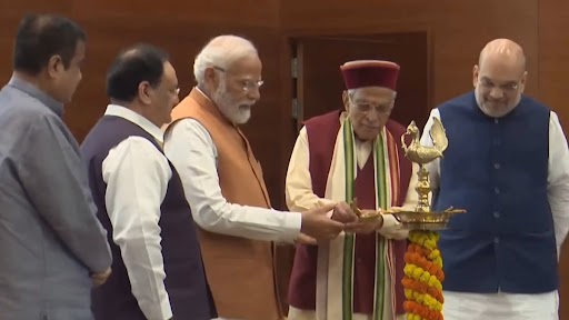 Video: दीपक प्रज्वलन के दौरान मुरली मनोहर जोशी ने पीएम मोदी का हाथ पकड़कर जलाया दीप, संबित पात्रा ने कहा ये हैं भाजपा के संस्कार